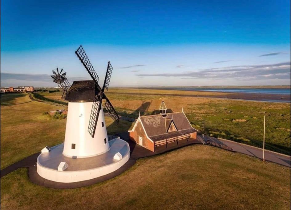Sunny Seaside Beach House Lytham Centre Sleeps 8 Lytham St Annes Exterior foto